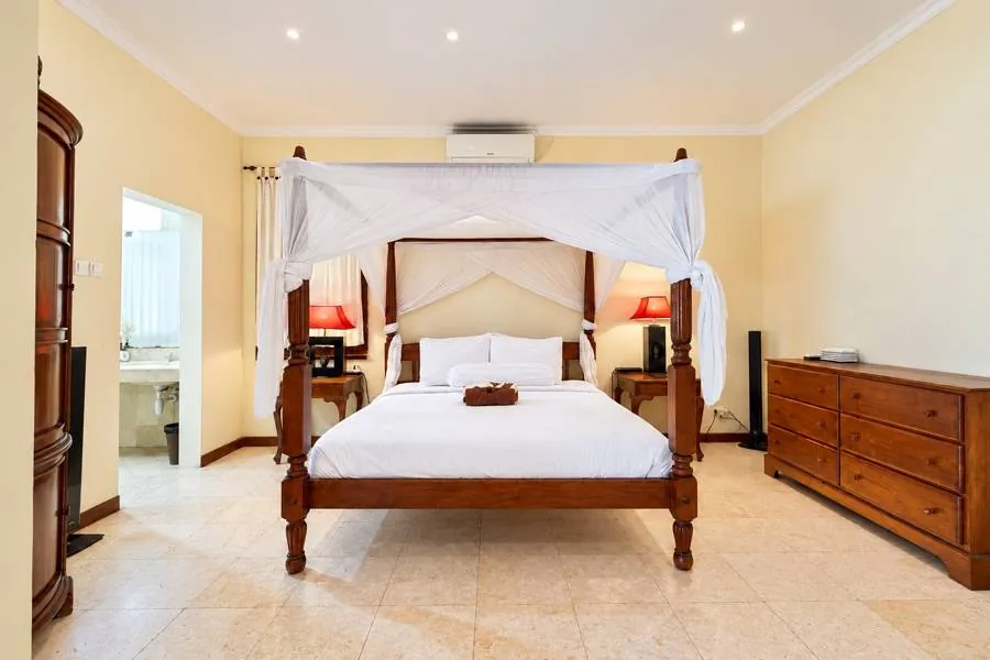 Four-poster bedroom