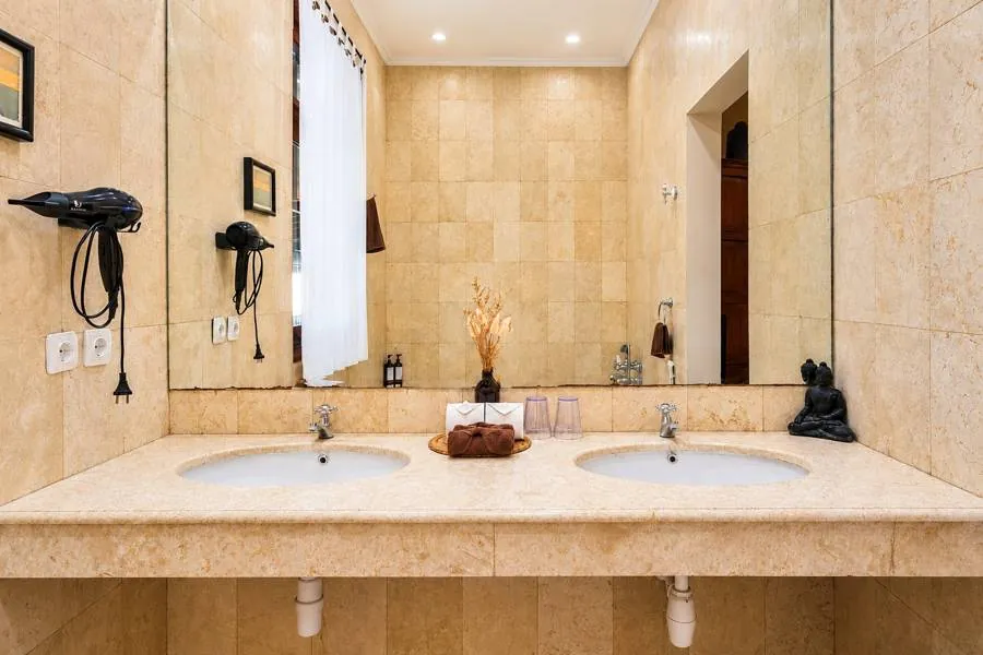 Natural-stone bathroom